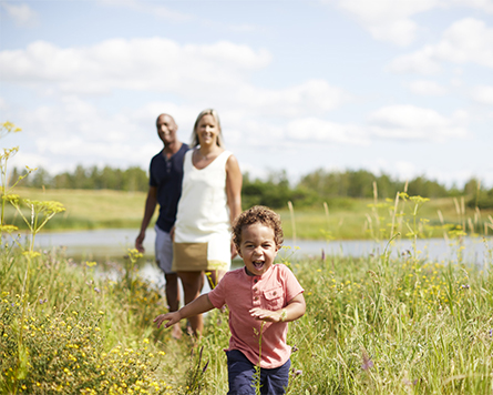 Family playing outside in Avalon Orléans