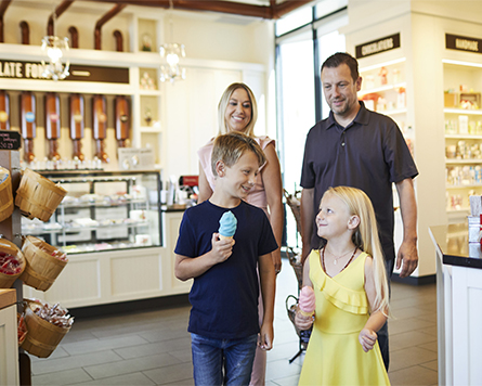 Family shopping in Avalon Orléans