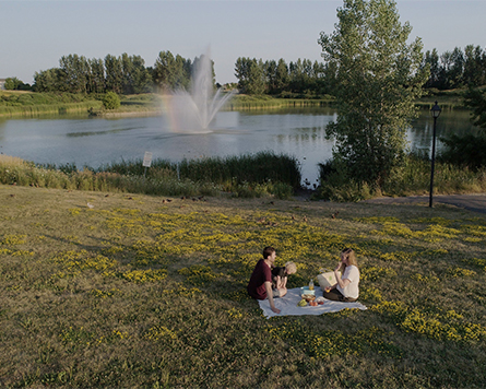 Family having a picnic in Avalon Orléans