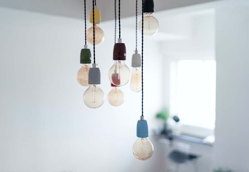 Light bulbs hanging from the ceiling 