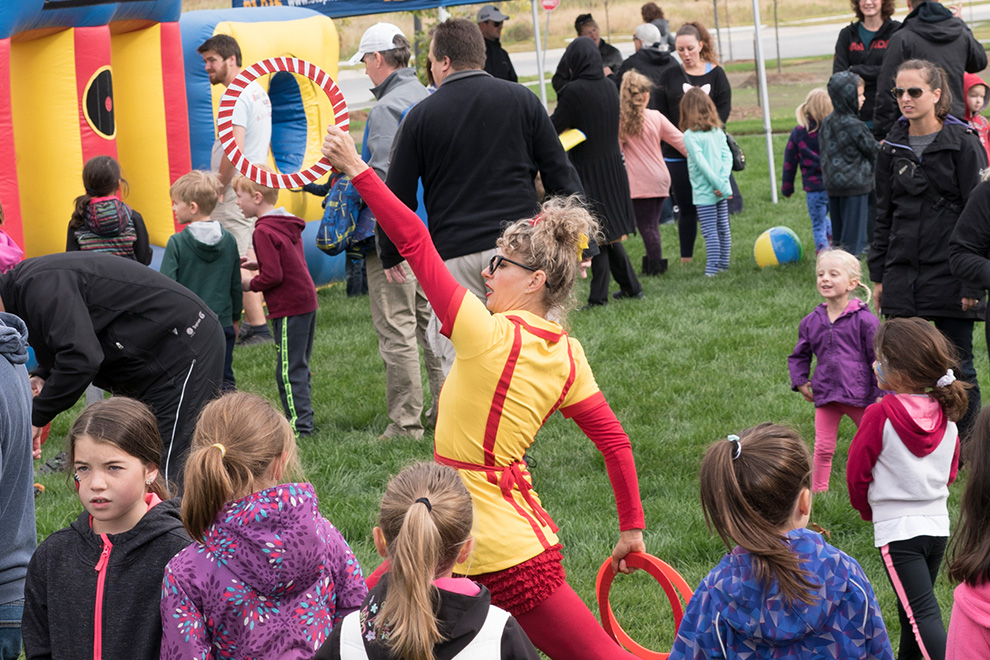 A performer entertains a crowd of onlooking children at a Minto Park Party in Avalon Encore, Orléans.