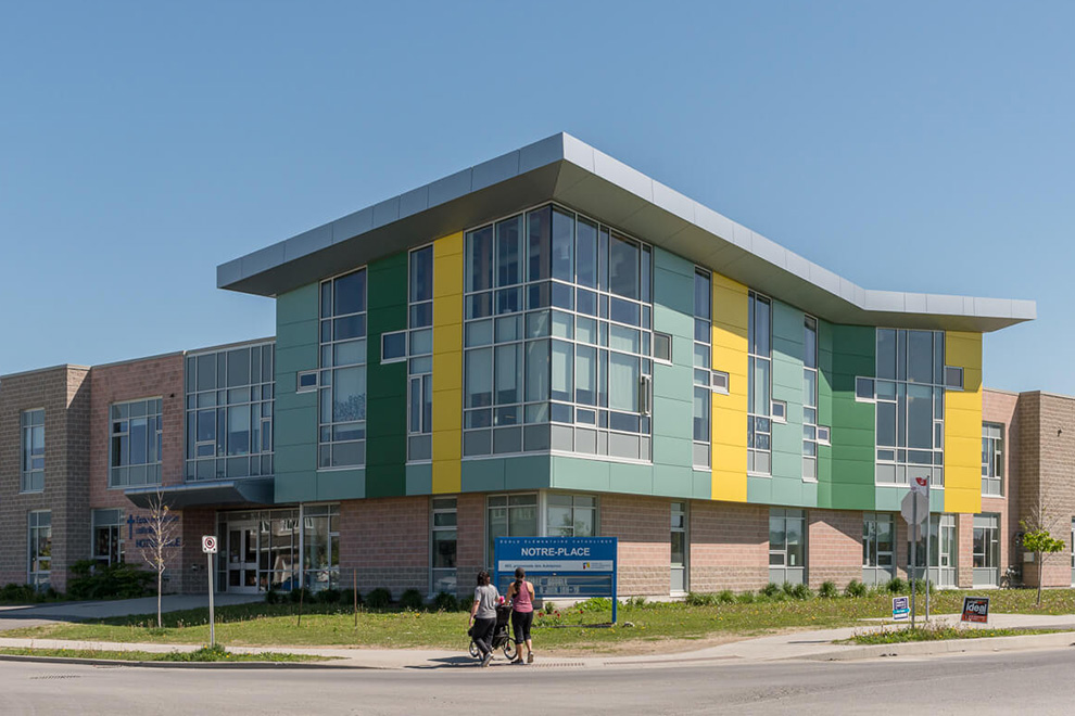 An exterior photo of the Notre-Place French School in Avalon Encore, Orléans.