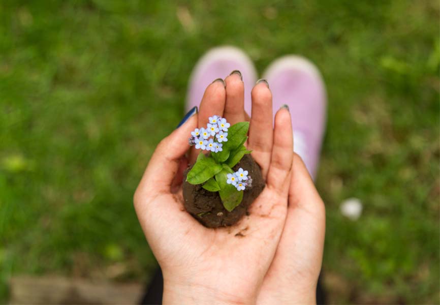 A woman holding spring flowers in her hands