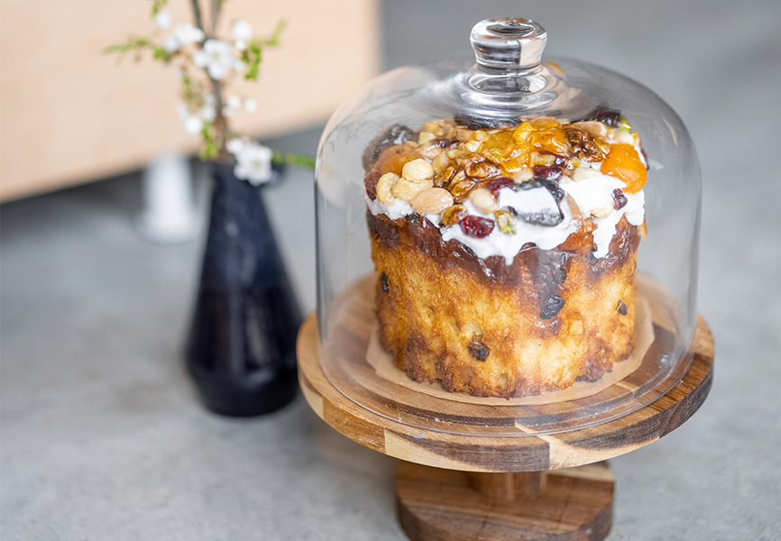 A glass cloche with a cake in it