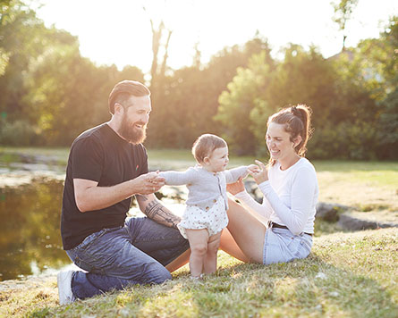 Kanata North - Family having picnic in park